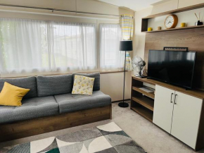 DJD's Place - Caravan Sleeps 6 Felixstowe Beach